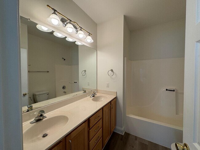 Master bedroom bathroom - 2488 Ryerson Ct