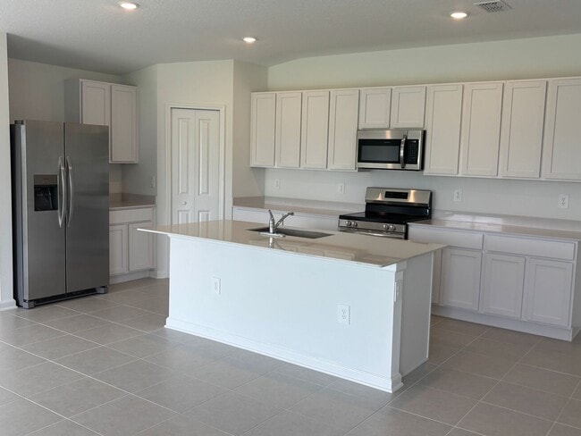 Building Photo - Welcome to Your Dream Home in Eagle Lake