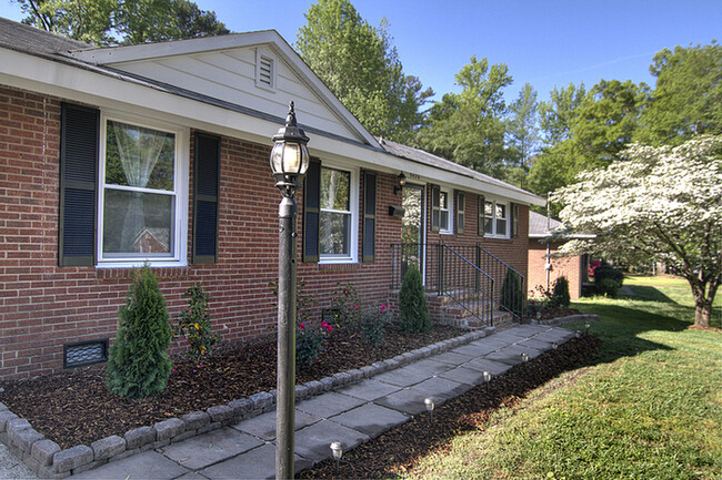 Building Photo - Stunning Ranch Minutes From Uptown.