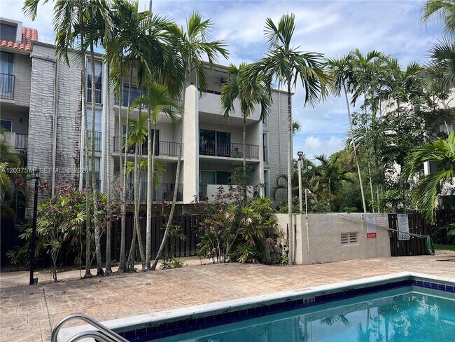 Building Photo - 6886 N Kendall Dr