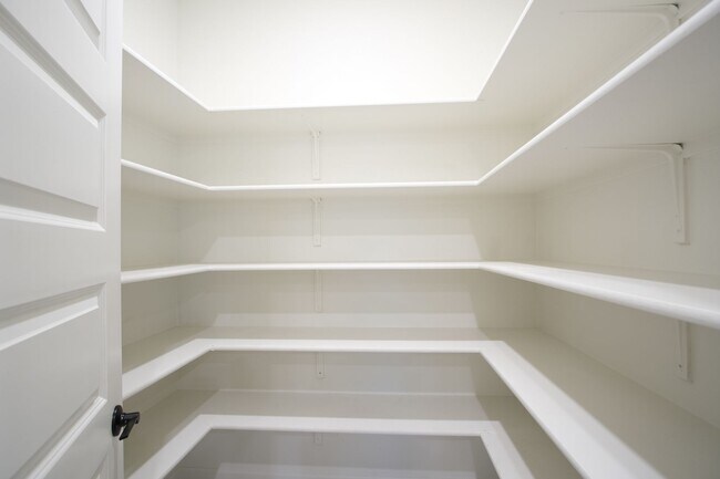 Building Photo - Stunning 4-bedroom 2.5 bathroom