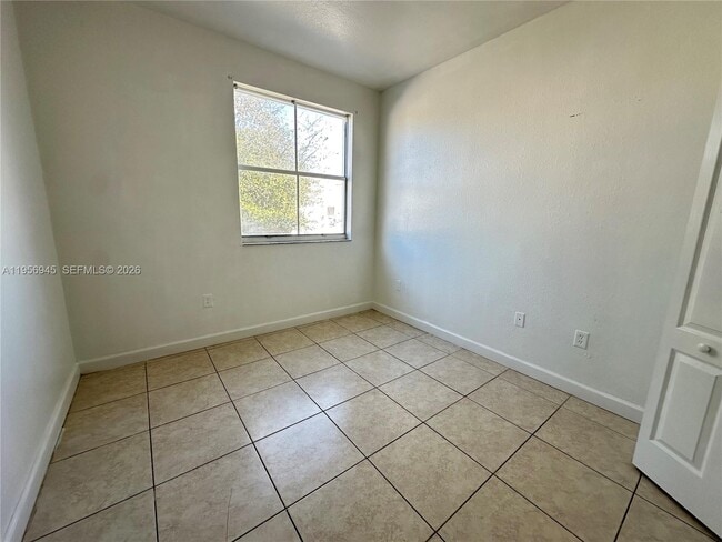 Building Photo - 1666 SE 27th Ct