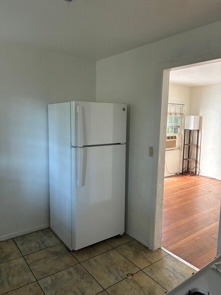 Building Photo - 805 N Maple St