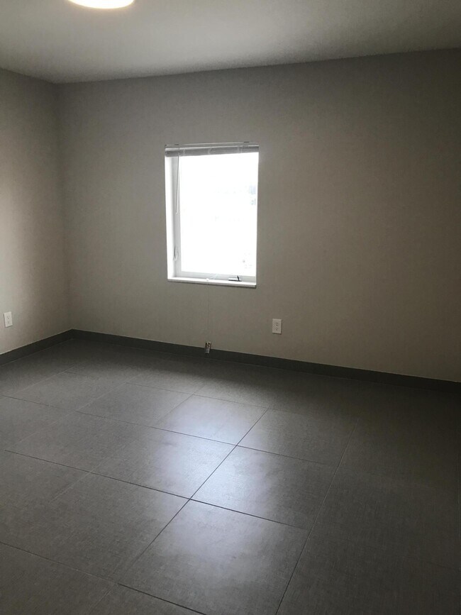 Building Photo - 142 SW 8th Ave