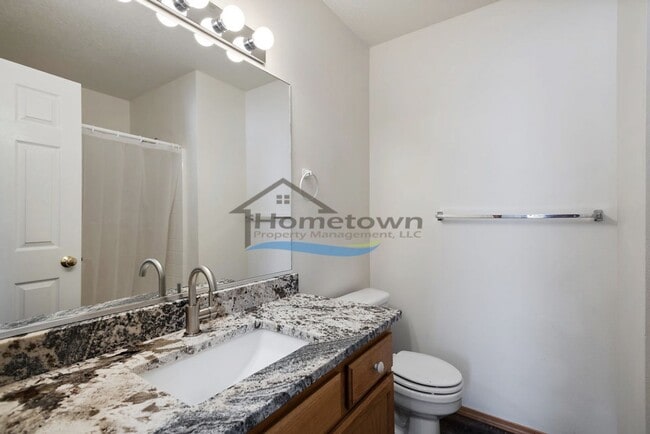 Building Photo - Lovely 3 Bedroom 2 Bath Home w/ 2 Car Gara...