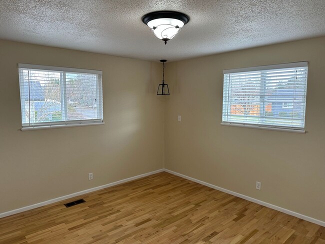 Building Photo - East Medford Three Bedroom for Rent!