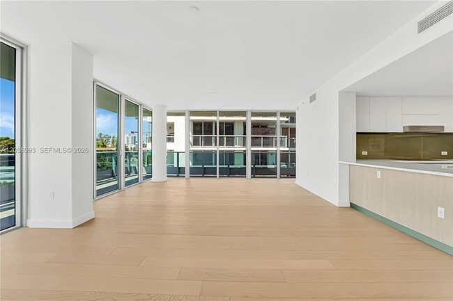 Building Photo - 9221 E Bay Harbor Dr