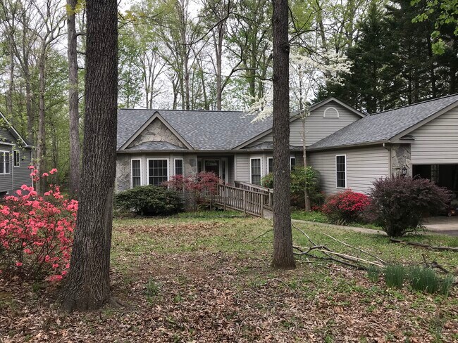 Building Photo - 113 Battlefield Rd