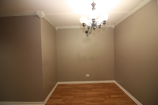 Building Photo - 5406 Chateau Dr