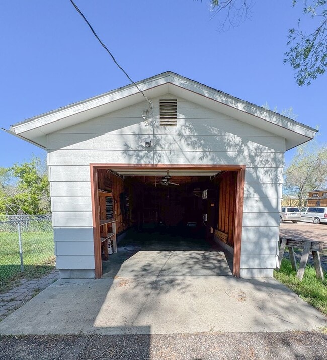 Building Photo - PET FRIENDLY 3 BED/ 2 BATH WITH GARAGE