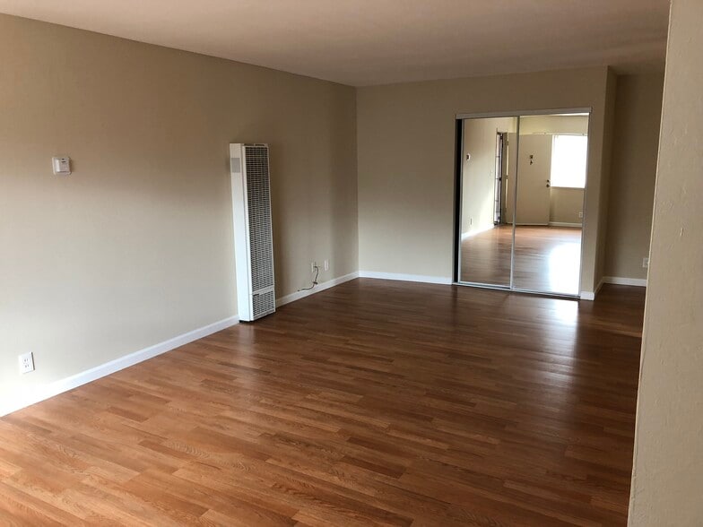 Bright Large Open Living - 646 Arbutus Ave