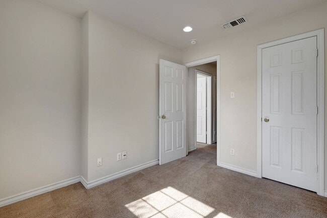 Building Photo - 7823 Kingsbury Wood
