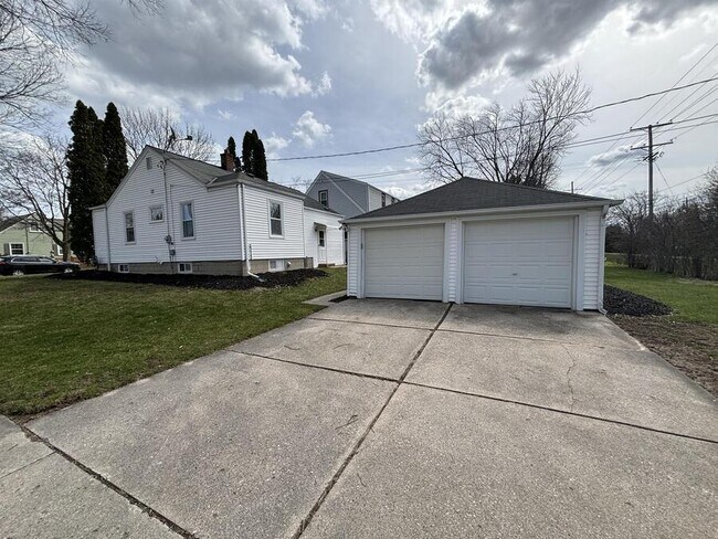 Building Photo - W63N399 Hillcrest Ave