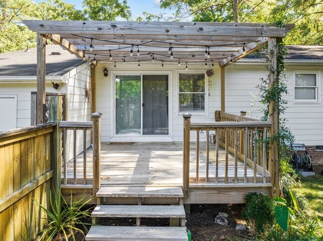 Building Photo - Gorgeous 3 Bedroom Ranch in North Raleigh, updated, pet friendly, fenced-in yard!