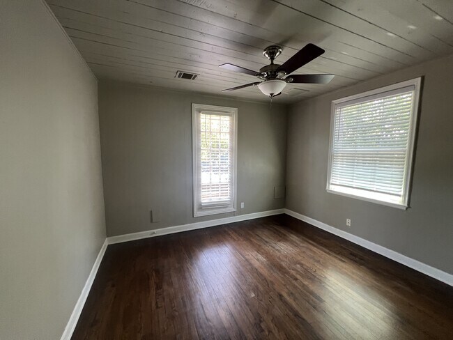 Building Photo - 300 W Dexter Dr