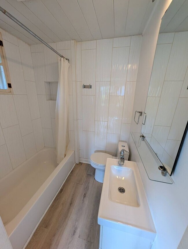 Building Photo - Adorable Rental in the Heart of Sarasota