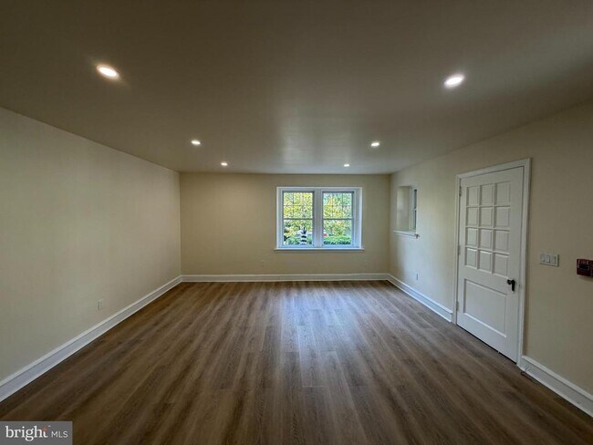 Building Photo - 1651 W Grange Ave