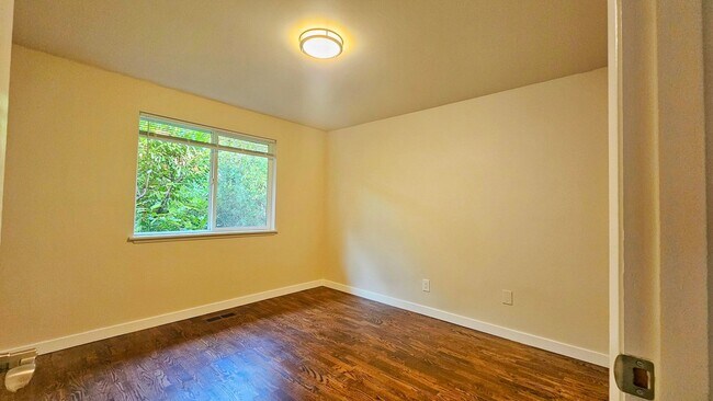 Building Photo - Beautifully Remodeled 3 Bed 2 Bath Rambler in Eastgate, Bellevue