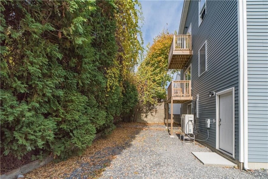 Building Photo - 44 Hall St