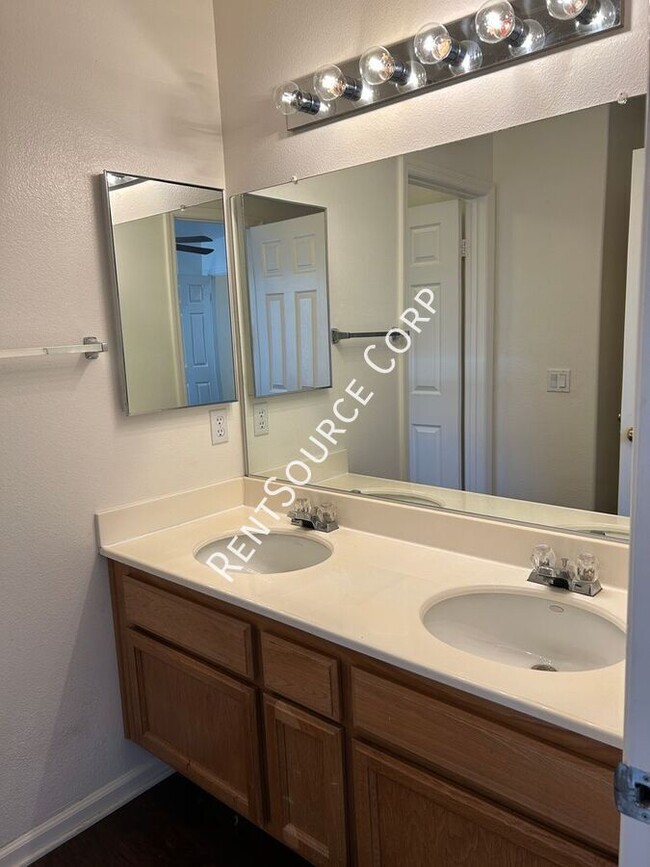 Building Photo - 3210 Lantana Ct