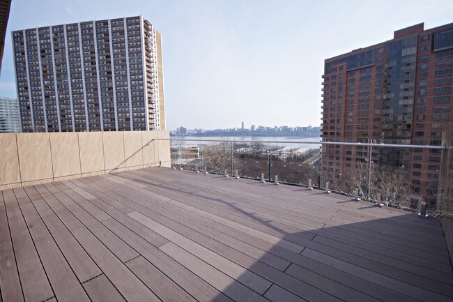 Building Photo - 5 Washington Pl