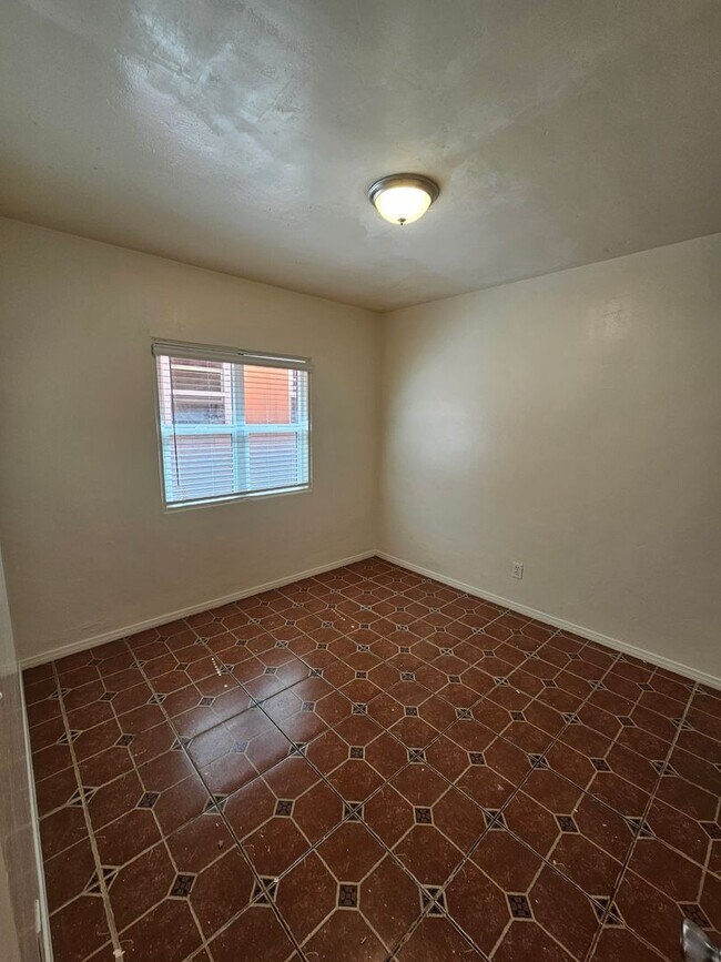 Building Photo - Cute 1BR in Golden Hill with $595.00 MOVE_...