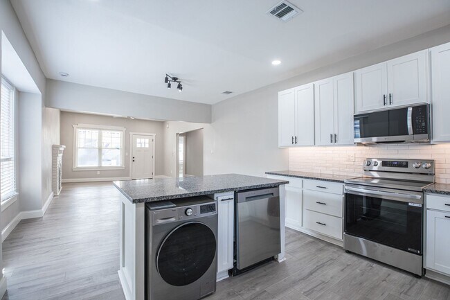 Building Photo - Renovated Bungalow in Riverside