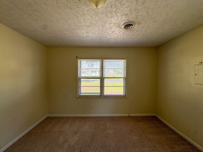 Building Photo - Cute 3 Bed 1.5 Bath Home with Fenced Yard