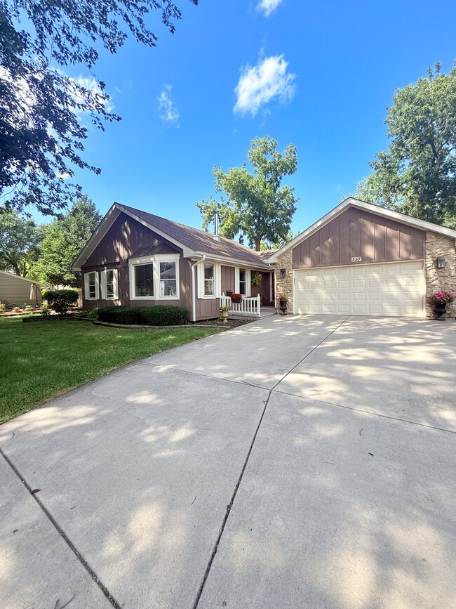 Building Photo - 557 Hardin Ave