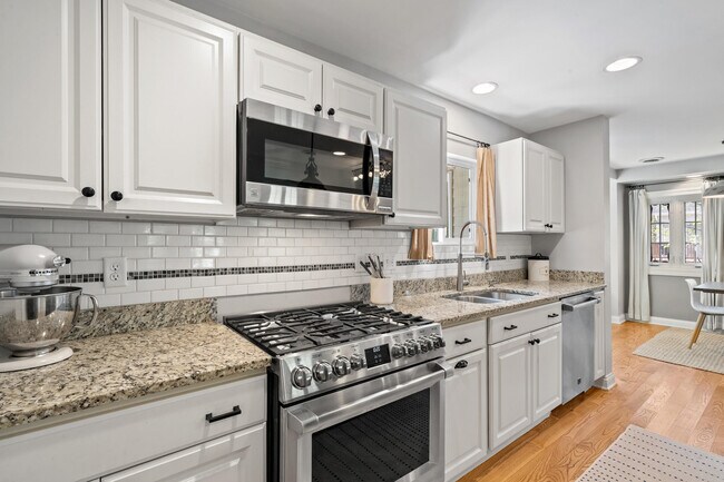 Building Photo - 1069 Sauganash Dr