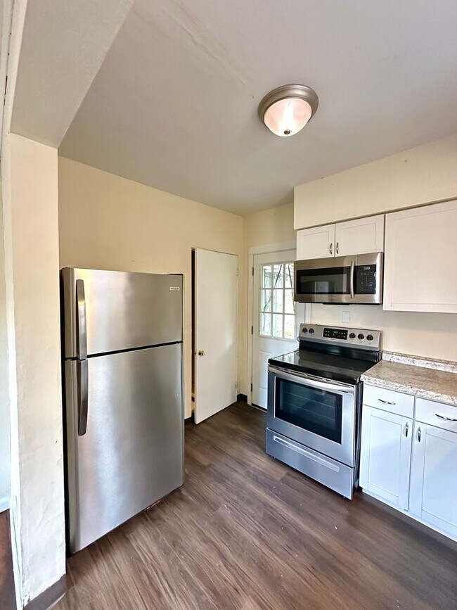 Building Photo - 1528 Dagmar Ave