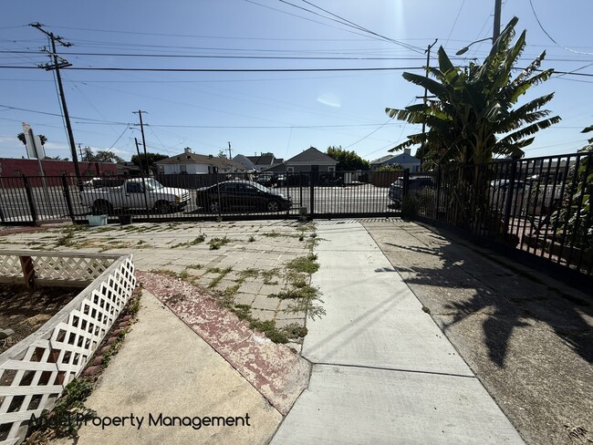 Building Photo - 10724 Bancroft Ave