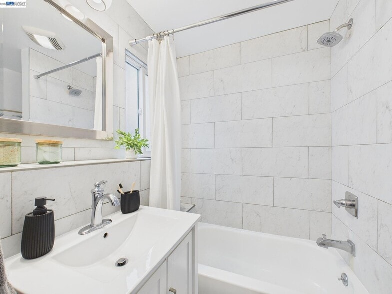 Building Photo - 680 42nd St