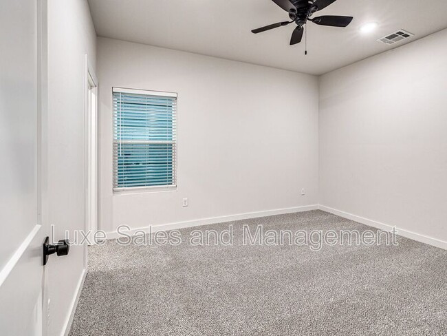 Building Photo - 612 W 2nd St