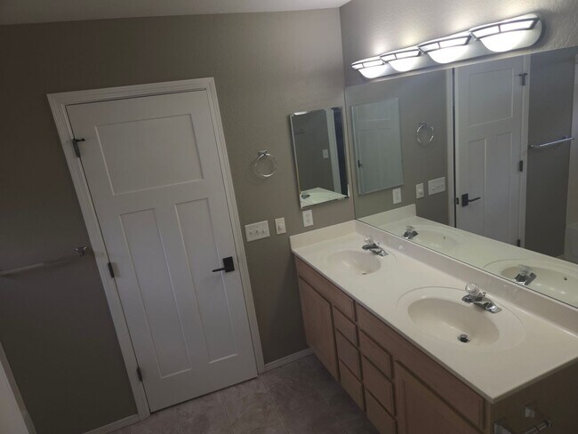 Building Photo - Beautiful Boulder Pointe Home! 3bd / 2ba + Office - No Students! - Small Pets Considered!! Avail....
