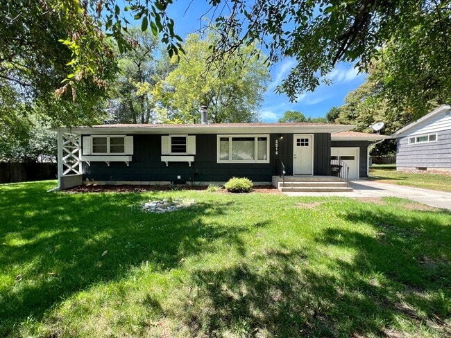 Primary Photo - Updated 4 bed 2 bath house!