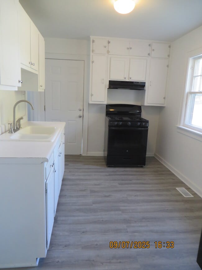 Building Photo - 1625 Walton St