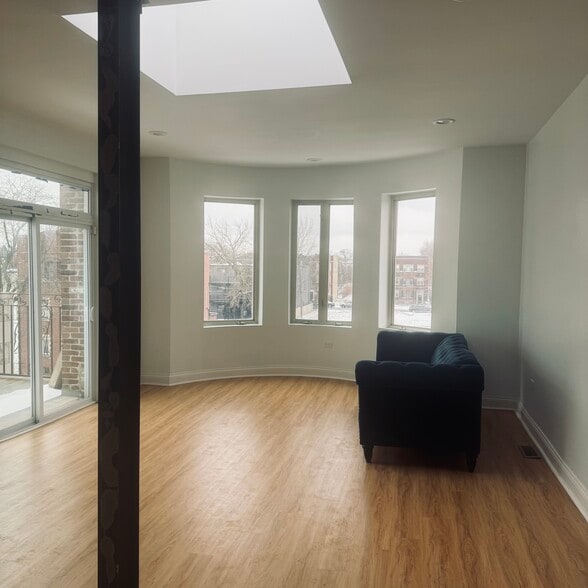 open concept living area - 1412 E Marquette Rd