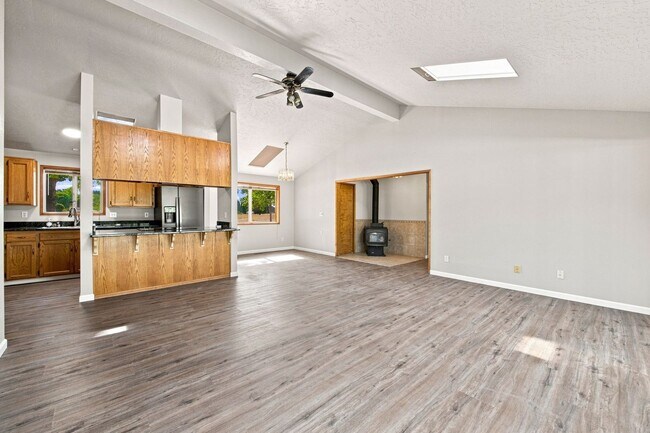 Building Photo - 39601 Santiam Bluffs Rd NE