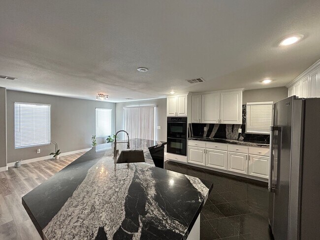 Building Photo - Desirable Split-Level 4-Bedroom Home in Southwest!