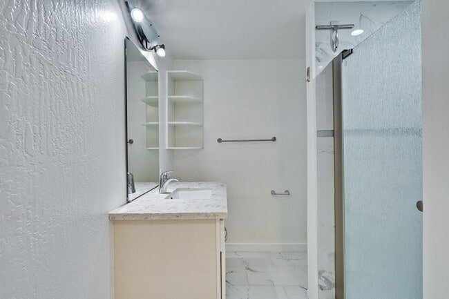 Building Photo - Private ADU with Fenced Yard, Indoor Laund...