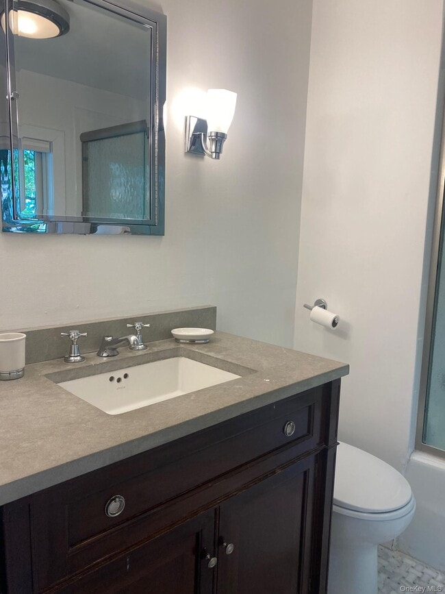 Building Photo - 329 Centre Island Rd