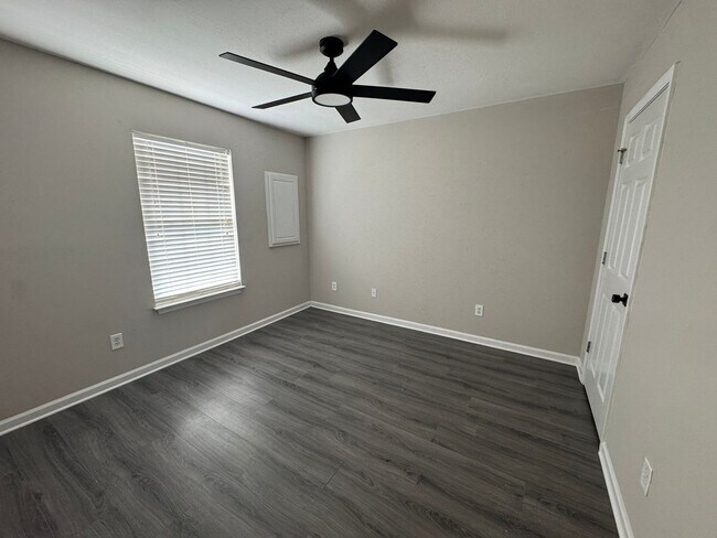 Building Photo - 210 Sunview Dr