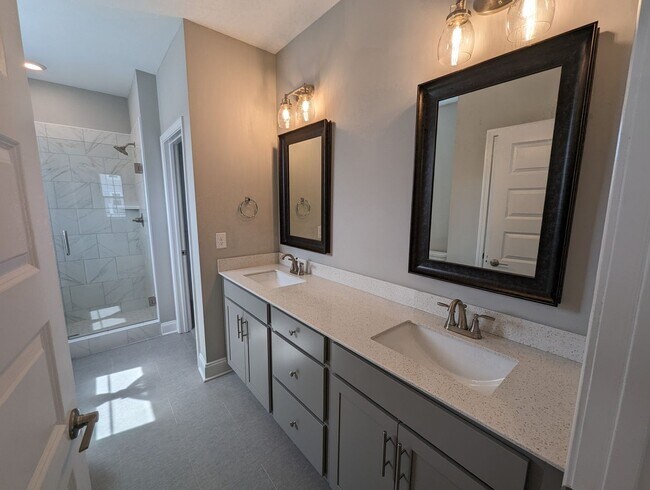 Building Photo - AVAILABLE NOW! 2-Bed/2-Bath Condo in Franklin