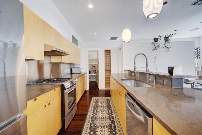 Building Photo - 508 E 53rd St