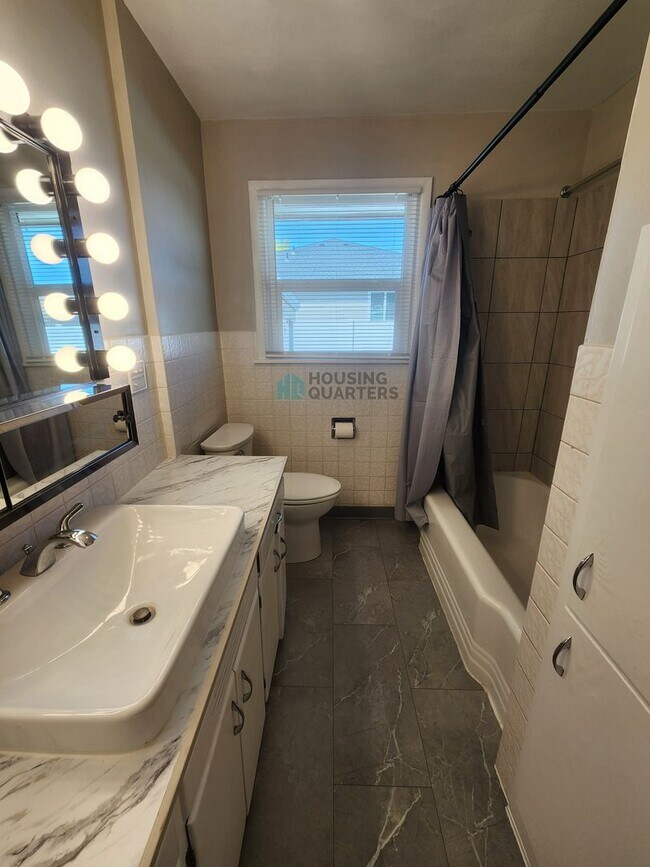 Building Photo - Beautiful single family home just minutes from Argonne and Upriver Drive!