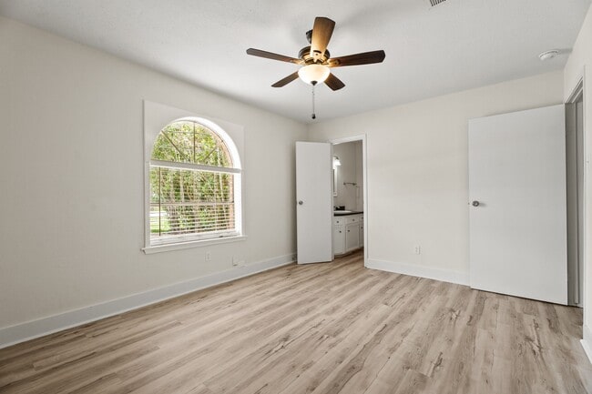 Building Photo - 2116 N Austin Ave