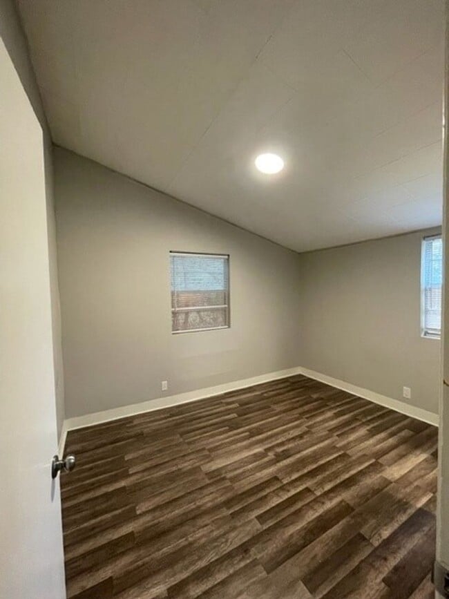 Building Photo - 3 bed/1 bath on a corner lot!