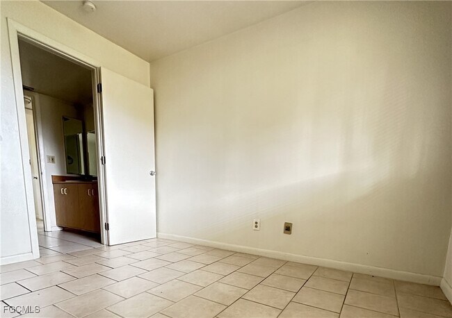 Building Photo - 4613 SW 8th Pl