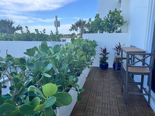 Building Photo - 6917 Collins Ave